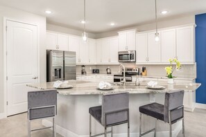 Fridge, microwave, oven, stovetop - Sophisticated Villa with Movie Room at Encore (Kissimmee)