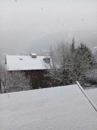 54m2 apartment with balcony at the foot of the slopes and hiking trails.