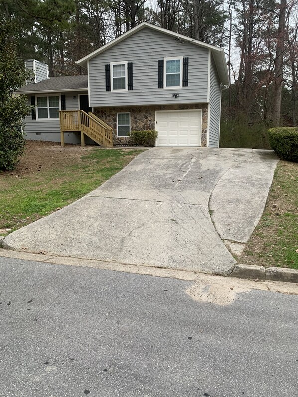 Exterior - Spacious 4 bathroom house quiet neighborhood (Fairburn)