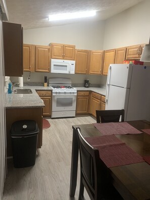 Microwave, stovetop, dishwasher, coffee/tea maker - Spacious 4 bathroom house quiet neighborhood (Fairburn)