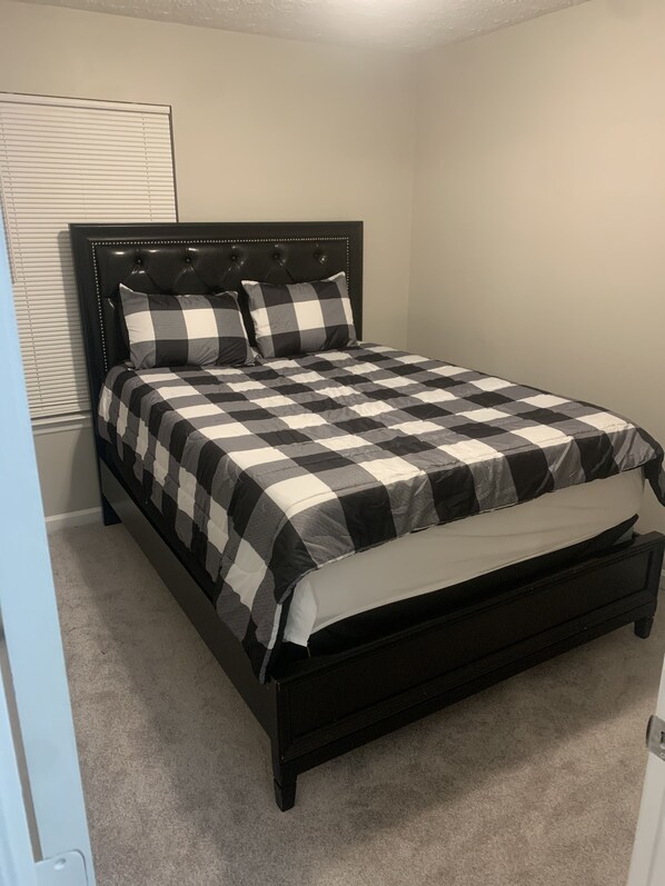 4 habitaciones, tabla de planchar con plancha, wifi y ropa de cama 