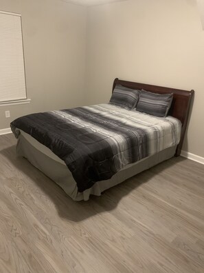 4 bedrooms, iron/ironing board, WiFi, bed sheets