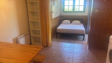 1 slaapkamer, een strijkplank/strijkijzer, wifi