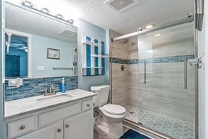 Combined shower/bathtub, jetted bath, towels