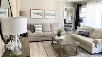 Smart TV, chimenea, libros y biblioteca musical