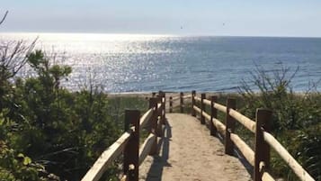 Beach nearby, sun-loungers, beach towels