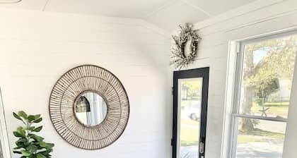Hot Tub, Private Beach, Screened Porch Backyard Oasis, Local Pool, Close to all!