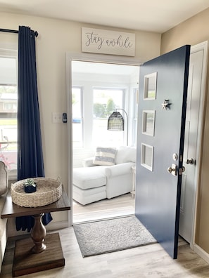 Smart TV, fireplace, books, music library - Hot Tub, Private Beach, Screened Porch Backyard Oasis, Close to all! (North Cape May)