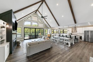 Smart-TV, Kamin, Tischtennisplatte