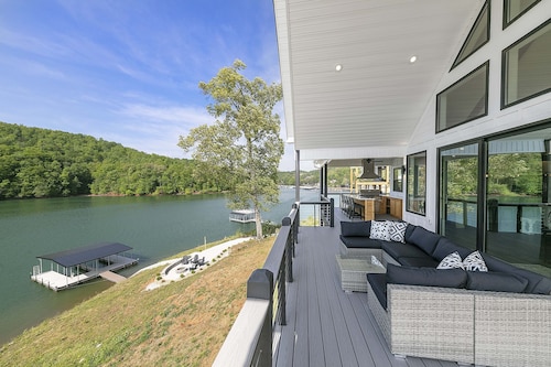 Break Away -  NEW Lakefront Modern Farmhouse 6BR-Outdoor Bar and Kitchen