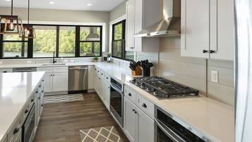 Geladeira, micro-ondas, fogão, cooktop