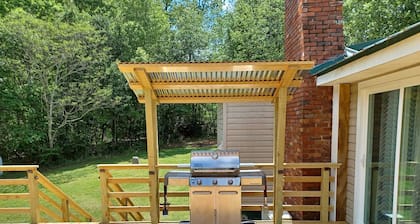 The Golden Grove Getaway / 15 min to downtown Greenville