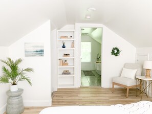 3 habitaciones, tabla de planchar con plancha y cuna de viaje