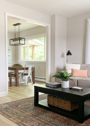 Smart TV, fireplace - ENTIRE HERSHEY House 4bd 3ba Sleeps 9 within minutes to all Attractions⭐️⭐️⭐️⭐️⭐️ (Hershey)