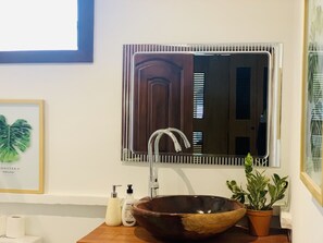 Serviettes fournies, savon, papier toilette