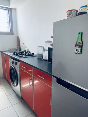 Réfrigérateur, micro-ondes, bouilloire électrique, grille-pain