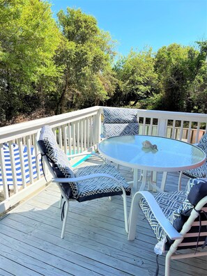 Outdoor dining - new listing, OCEANSIDE, Saltwater Pool, Family Friendly - Quiet cul-de-sac  (Duck)