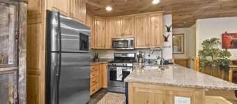 Cozy Park City Cabin w/ 2 Hot Tubs! Mountain Fun Skiing, Hiking,Golf Nearby!
