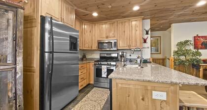 Cozy Park City Cabin w/ 2 Hot Tubs! Mountain Fun Skiing, Hiking,Golf Nearby!