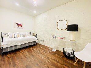 4 slaapkamers, een strijkplank/strijkijzer, reisbedje, gratis wifi