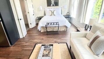 4 bedrooms, iron/ironing board, travel crib, free WiFi