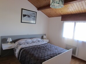 3 Schlafzimmer, Schreibtisch, Bügeleisen/Bügelbrett, Reisekinderbett