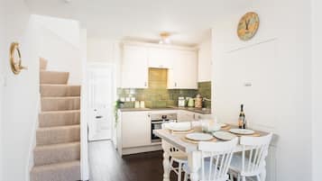 Fridge, oven, stovetop, electric kettle