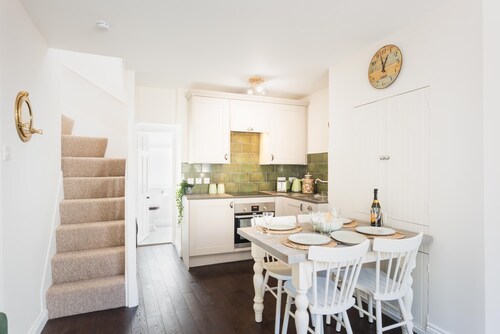 Cosy cottage in the old town, a stone's throw from Lyme Regis beach