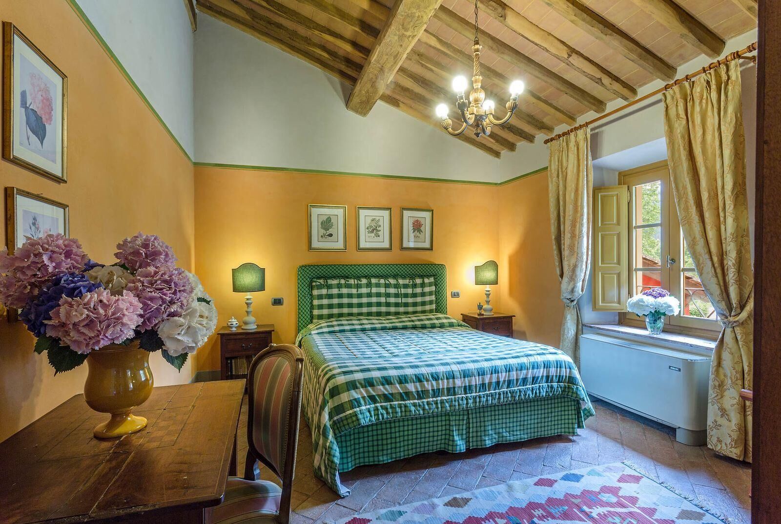 4 bedrooms, travel cot, Internet