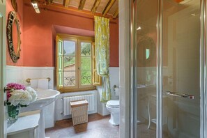 Bathroom - Villa Frantoio     . (Capannori)
