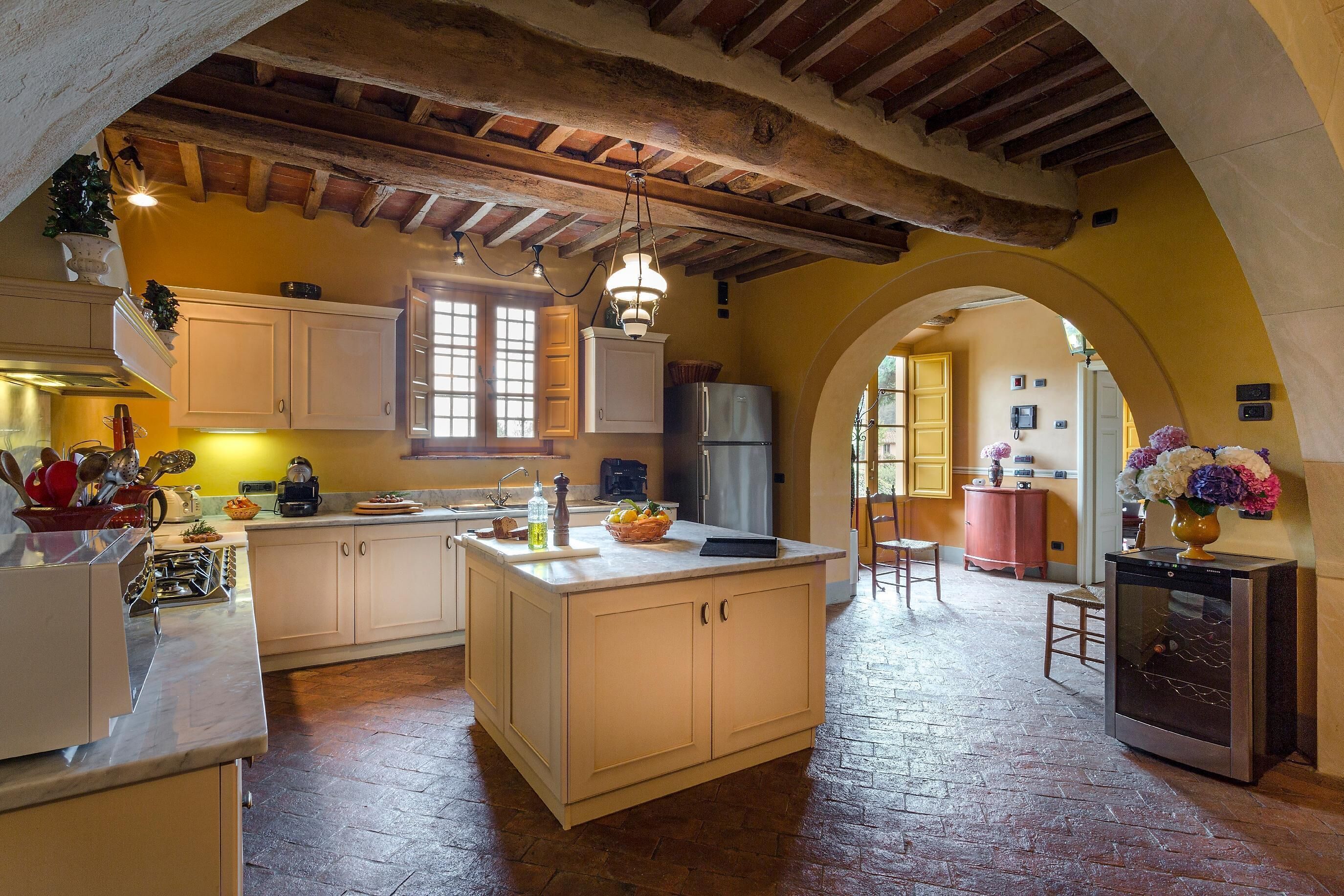 Frigorifero, microonde, macchina per tè/caffè, tavolo da pranzo