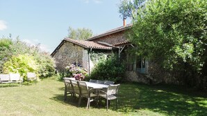 A stone house with a tiled roof, a garden with a table and chairs, and a small door. - La Maison d'Aum -Perigord Dordogne between Bergerac and Perigueux- 8pers-Pool (Bourrou)