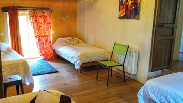 3 slaapkamers, een strijkplank/strijkijzer, reisbedje, gratis wifi