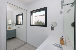 Badewanne, Haartrockner, Handtücher, Seife