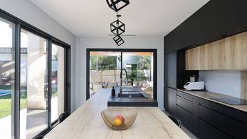 Frigorífico, microondas, horno y placa de cocina