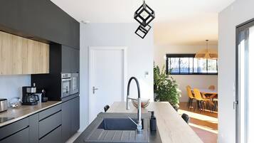 Réfrigérateur, micro-ondes, four, plaque de cuisson