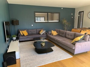 Smart-TV, DVD-Player, Tischfußball, Tischtennisplatte