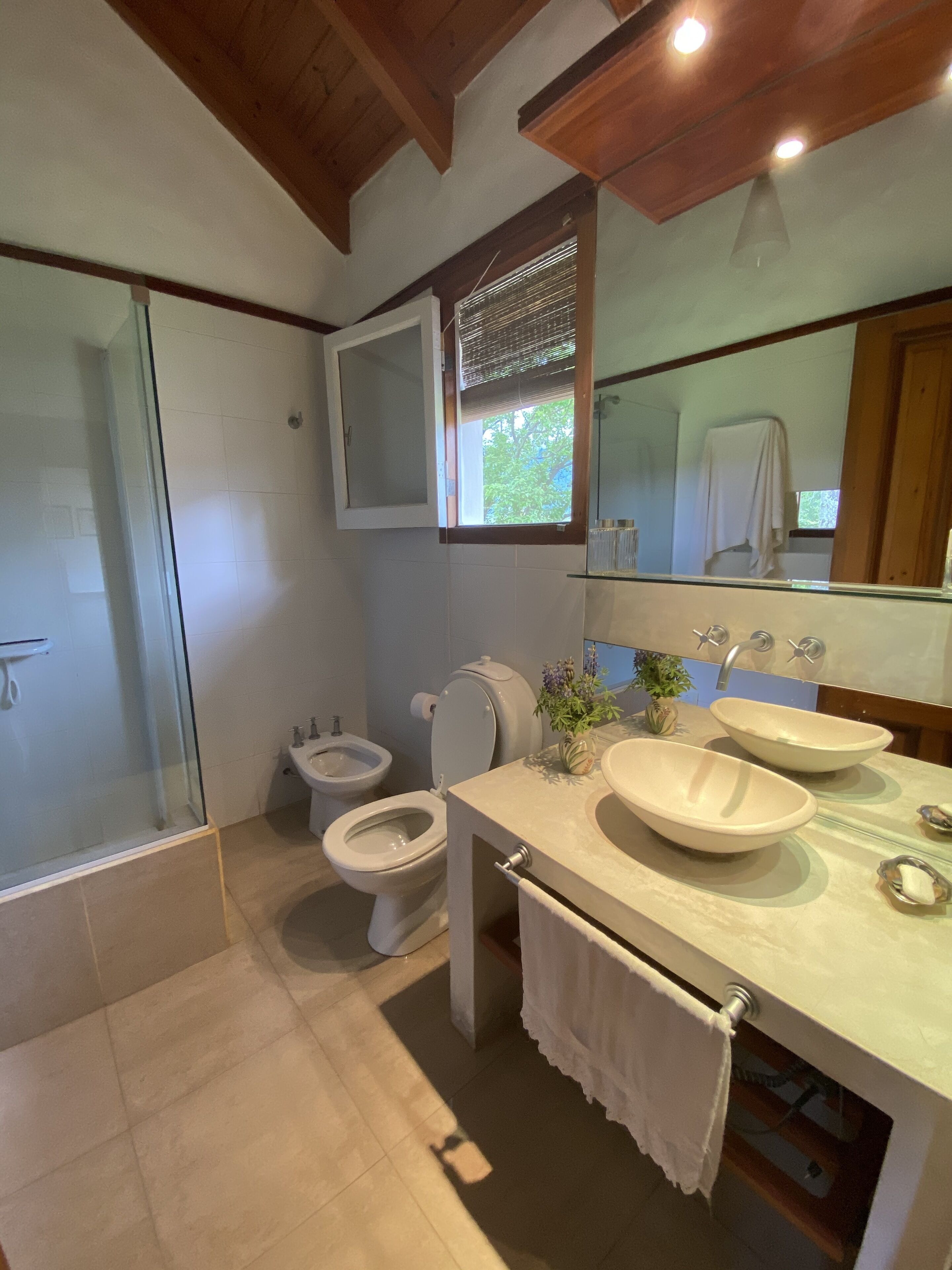Familienvilla | Badezimmer | Regendusche, Bidet, Handtücher
