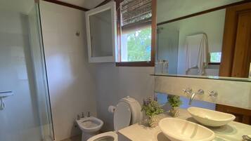 Familienvilla | Badezimmer | Regendusche, Bidet, Handtücher