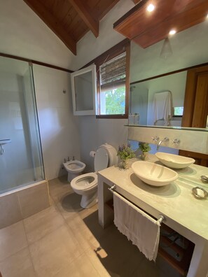 Villa familiare | Bagno | Soffione a pioggia, bidet, asciugamani