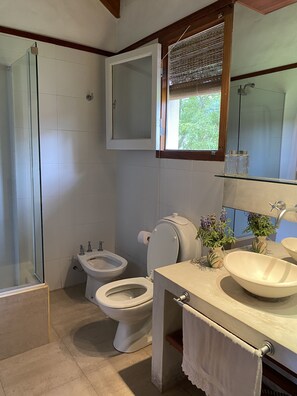 Familievilla | Badeværelse | Brusehoved med spredningseffekt, bidet, håndklæder