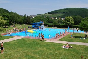 Outdoor pool, a heated pool - Mega Pod Ash 7 (1-4 persons) (Wiltz)