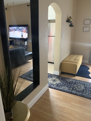 Smart TV, stereo - Entire House 2BR/2Bath Near [Ybor City and Downtown (Tampa)