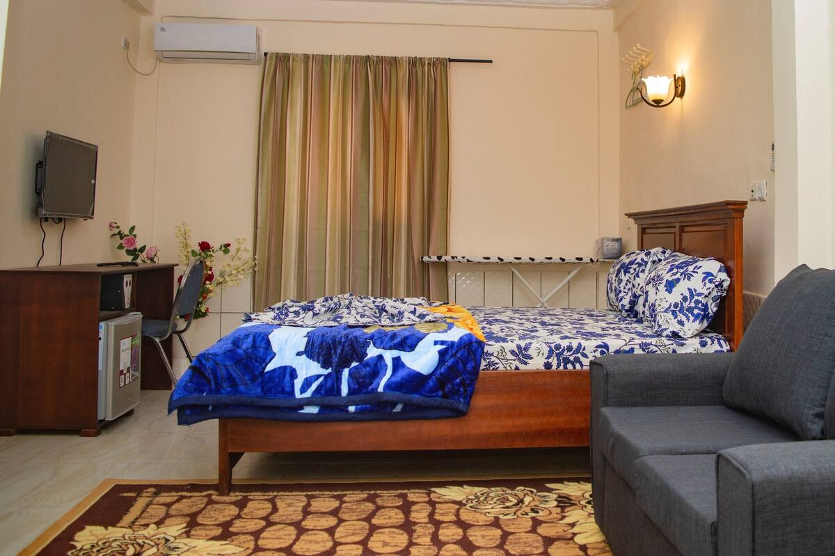 Deluxe Room | Pillowtop beds, minibar, blackout drapes, iron/ironing board