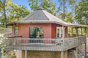 Terrace/patio - Carters Lake Lakeview Cabin #6 includes free boat slip at the Marina (Ellijay)