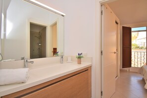 Regadera, secadora de cabello, toallas, papel de baño