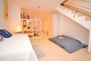 3 bedrooms, iron/ironing board, free WiFi, bed sheets