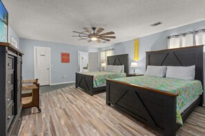 4 quartos, escrivaninha, ferros/tábuas de passar roupa, berço de viagem