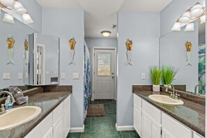 Secador de cabelo, toalhas de banho