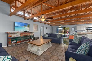 Smart-TV, Videospiele, Tischfußball, Tischtennisplatte